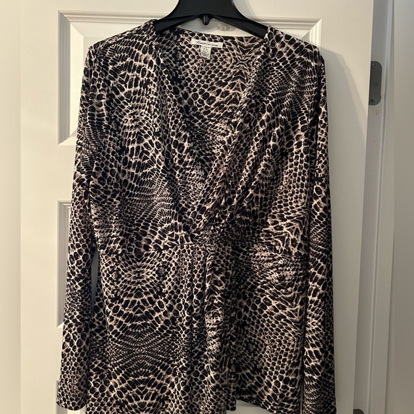 Kenneth Cole NWOT Leopard Print Top P2P is 19-1/2 - Picture 3 of 8